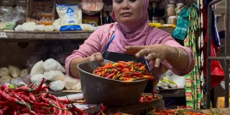 Pedagang cabai eceran menunjukkan stok cabai miliknya. (Foto/M Sholeh)