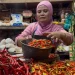 Pedagang cabai eceran menunjukkan stok cabai miliknya. (Foto/M Sholeh)
