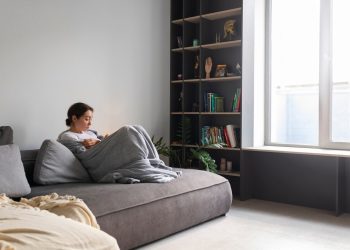 Galau di kamar karena liburan mau usai namun masih ingin bersantai. Foto/Freepik