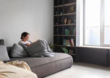 Galau di kamar karena liburan mau usai namun masih ingin bersantai. Foto/Freepik