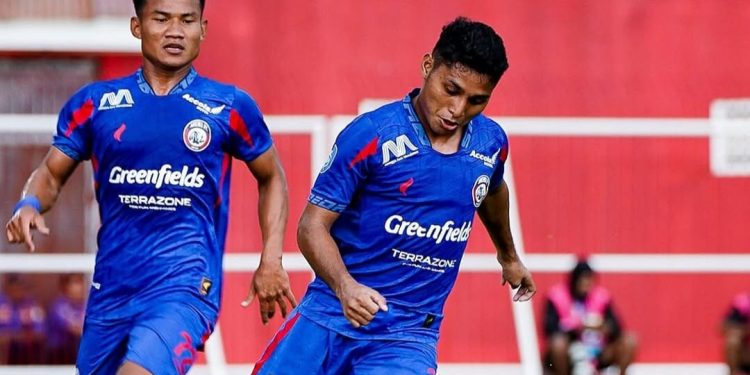 Arema FC melakoni laga tandang melawan Dewa United dalam lanjutan pekan ke-18 BRI Liga 1 2024/2025, Sabtu (11/1/2025). /Foto: Instagram @aremafcofficial.