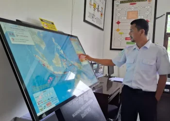 Kepala BMKG Stasiun Geofisika Kelas III Malang, Mamuri menunjukkan alat warning receiver system di kantornya. Foto: Aisyah Nawangsari Putri