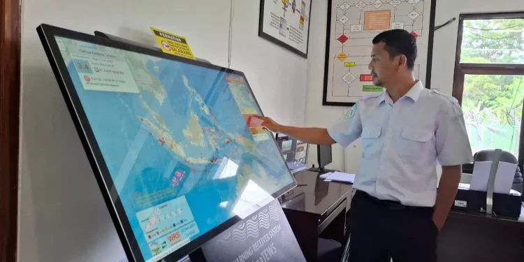 Kepala BMKG Stasiun Geofisika Kelas III Malang, Mamuri menunjukkan alat warning receiver system di kantornya. Foto: Aisyah Nawangsari Putri