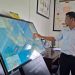 Kepala BMKG Stasiun Geofisika Kelas III Malang, Mamuri menunjukkan alat warning receiver system di kantornya. Foto: Aisyah Nawangsari Putri