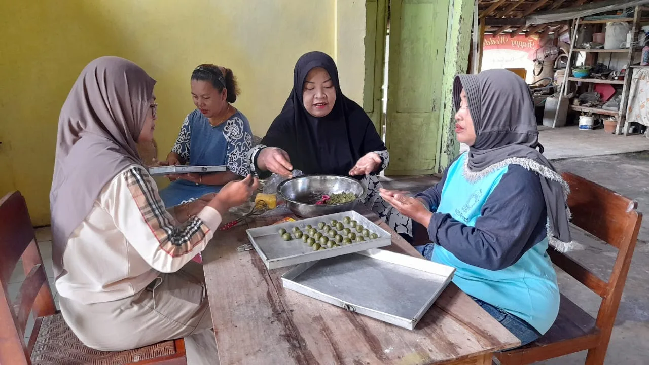 Ibu PKK Desa Ternyang mengerjakan kue kering daun kelor. Foto: dok. PKK Desa Ternyang
