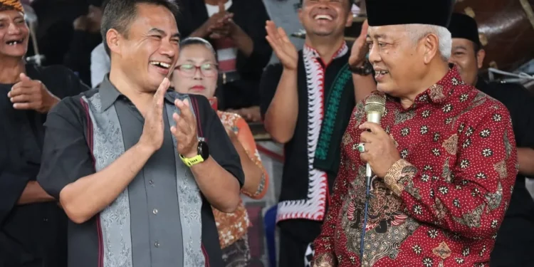 Bupati Malang, Sanusi (kanan) bertemu pengusaha bakso yang viral karena bangun jalan, Ferry Suwandi (kiri). Foto: Pemkab Malang