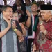 Bupati Malang, Sanusi (kanan) bertemu pengusaha bakso yang viral karena bangun jalan, Ferry Suwandi (kiri). Foto: Pemkab Malang