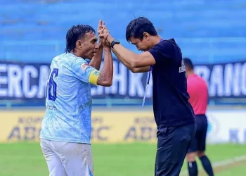 Pelatih Persikoba Kota Batu Arif Suyono saat memberi semangat pemainnya. Foto: Persikoba Official