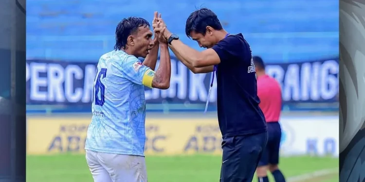Pelatih Persikoba Kota Batu Arif Suyono saat memberi semangat pemainnya. Foto: Persikoba Official