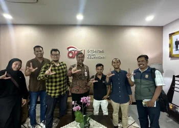 Rombongan Tugu Media Group berpose bersama Kepala OJK Malang, Biger Adzanna Maghribi (keempat dari kiri). /Foto: Tugumalang.id/Bagus Rachmad Saputra