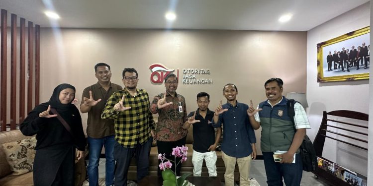 Rombongan Tugu Media Group berpose bersama Kepala OJK Malang, Biger Adzanna Maghribi (keempat dari kiri). /Foto: Tugumalang.id/Bagus Rachmad Saputra