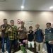 Rombongan Tugu Media Group berpose bersama Kepala OJK Malang, Biger Adzanna Maghribi (keempat dari kiri). /Foto: Tugumalang.id/Bagus Rachmad Saputra