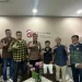Rombongan Tugu Media Group berpose bersama Kepala OJK Malang, Biger Adzanna Maghribi (keempat dari kiri). /Foto: Tugumalang.id/Bagus Rachmad Saputra