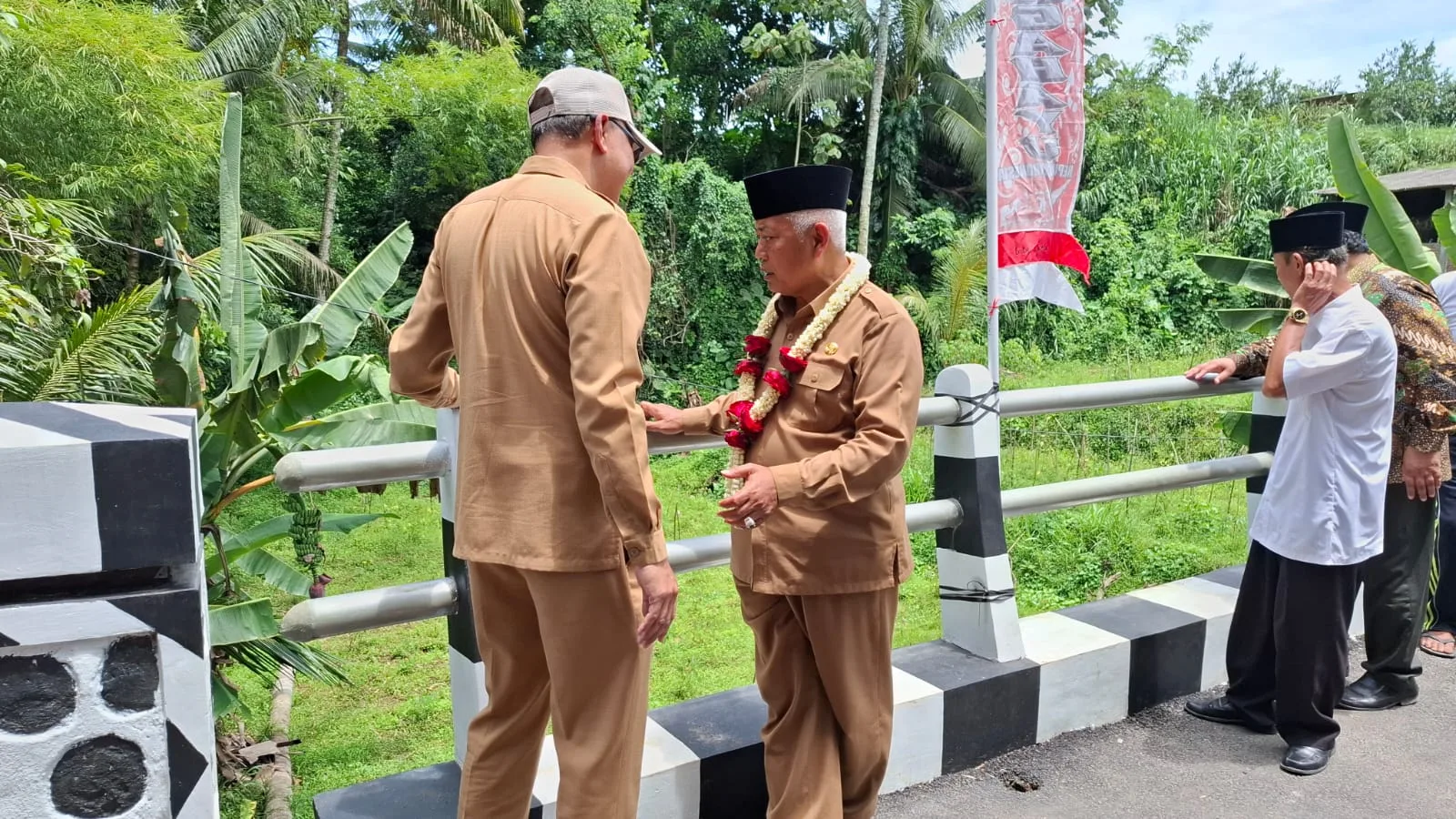 Bupati Malang, Sanusi meninjau Jembatan Ternyang. Foto: Aisyah Nawangsari Putri