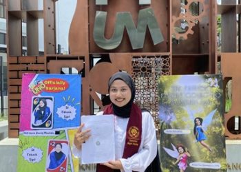 Potret Dania usai sidang skripsi di Semester 7. Dia bisa lulus sarjana 3,5 tahun. Foto/dok pribadi