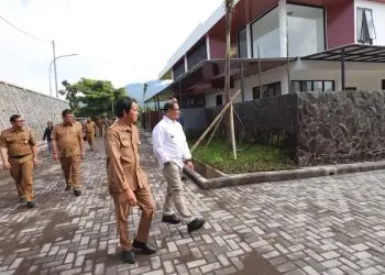 Pj Wali Kota Batu saat meninjau pelaksaan pembangunan proyek rumah negara. Foto: Prokopim KWB