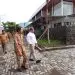 Pj Wali Kota Batu saat meninjau pelaksaan pembangunan proyek rumah negara. Foto: Prokopim KWB