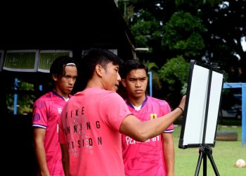 Pelatih Persema Malang, Ahmad Bustomi memberi instruksi kepada anak asuhnya. /Foto: Media Officer Persema Malang