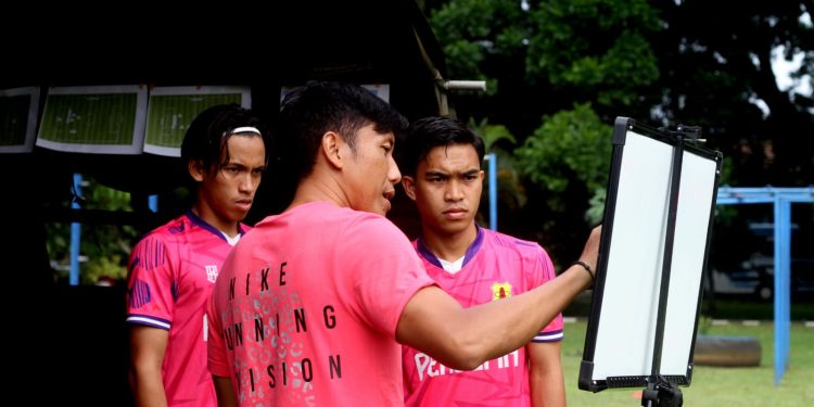 Pelatih Persema Malang, Ahmad Bustomi memberi instruksi kepada anak asuhnya. /Foto: Media Officer Persema Malang