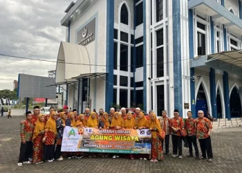 Dosen dan tendik Polinema berangkat menjalani ibadah umrah di tahun 2025 ini. /Foto: Dok. Polinema.