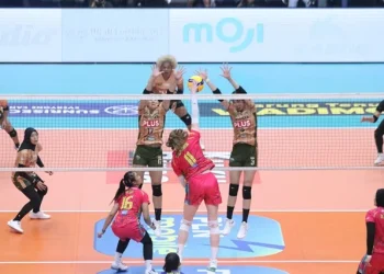 Pertandingan Elektric PLN vs Gresik Petrokimia di GOR Ken Arok Kota Malang. (Foto/M Sholeh)