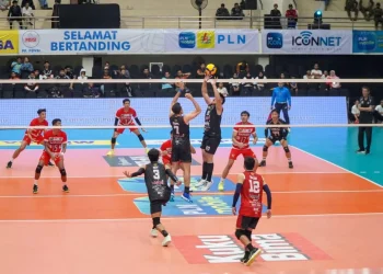 Pertandingan LavAni vs Garuda Jaya di GOR Ken Arok Kota Malang. (Foto/M Sholeh)