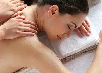 Seorang wanita sedang melakukan relaksasi tubuh. Foto / Pinterest