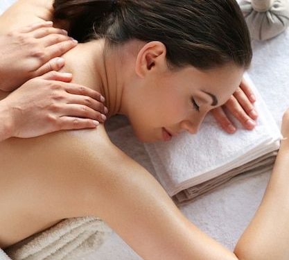 Seorang wanita sedang melakukan relaksasi tubuh. Foto / Pinterest