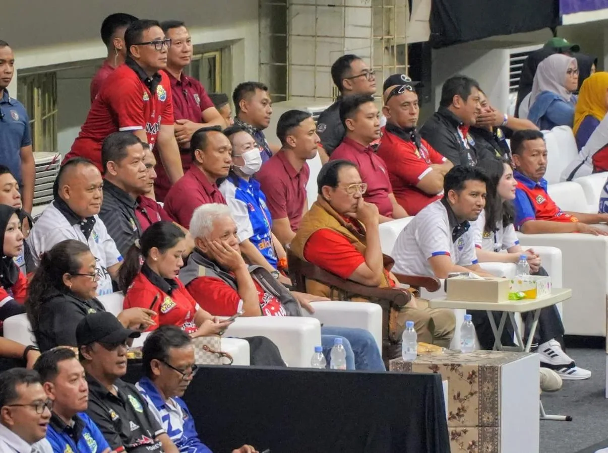 Presiden RI ke-6 Susilo Bambang Yudoyono bersama para tokoh menyaksikan pertandingan LavAni vs Garuda Jaya di GOR Ken Arok Kota Malang. (Foto/M Sholeh)