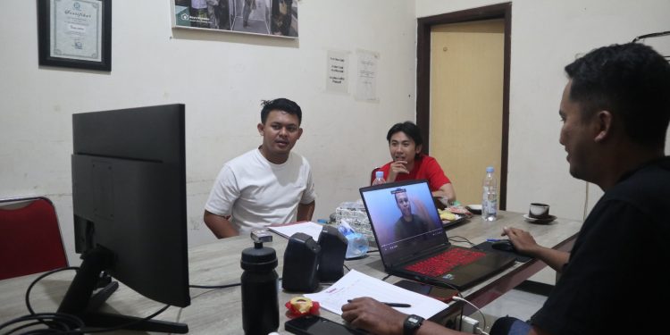 Dewan juri melakukan penilaian terhadap video yang dikirim peserta Stand Up Malang Jeh (STMJ) dalam rangka Haul Gus Dur ke-15 yang diselenggarakan Tugu Media Group. /Foto: Tugumalang.id/ Rubianto.