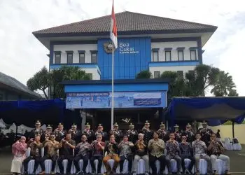 Kanwil DJBC Jatim II bersama pelaku UMKM yang menerima penghargaan. (Foto/M Sholeh)