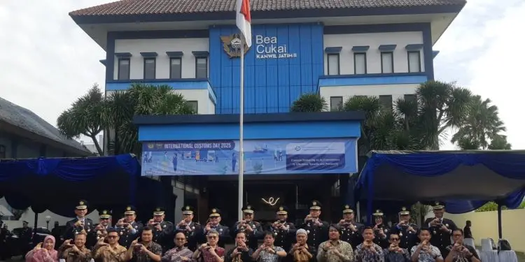 Kanwil DJBC Jatim II bersama pelaku UMKM yang menerima penghargaan. (Foto/M Sholeh)