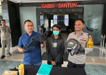 Satreskrim Polresta Malang Kota menunjukkan senjata mainan milik remaja yang meresahkan masyarakat. (Foto/M Sholeh)
