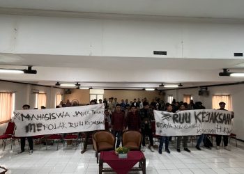 Pemuda Mahasiswa Jatim deklarasikan penolakan RUU KUHAP. (Foto/M Sholeh)