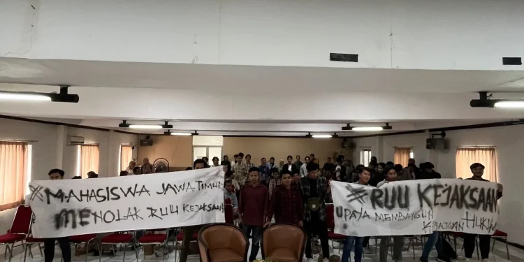 Pemuda Mahasiswa Jatim deklarasikan penolakan RUU KUHAP. (Foto/M Sholeh)