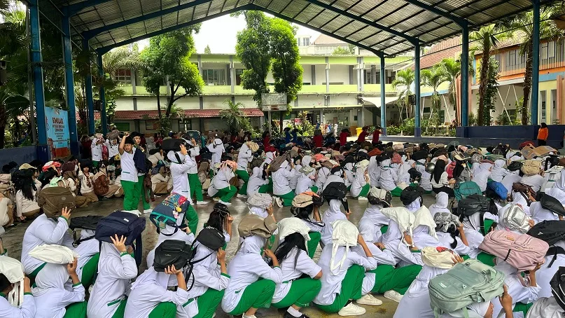 Simulasi mitigasi bencana alam gempa bumi di SMKN 2 Malang. (Foto/M Sholeh)