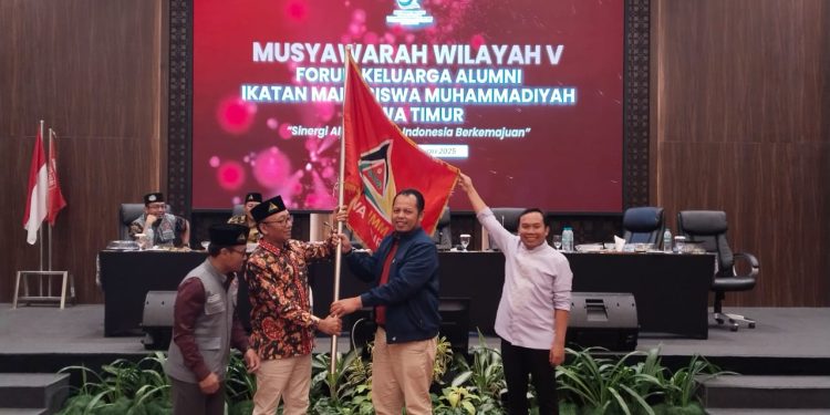 Suli Daim secara simbolis menyerahkan bendera kepada ketua Fokal IMM Jatim terpilih Choirul Anam yang didampingi Ali Muthohirin. (Foto/dok.)