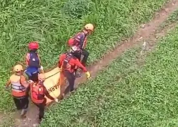 Petugas mengevakuasi jenazah pencari ikan yang hilang di Kalipare. Foto: dok. warga