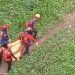 Petugas mengevakuasi jenazah pencari ikan yang hilang di Kalipare. Foto: dok. warga