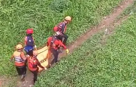 Petugas mengevakuasi jenazah pencari ikan yang hilang di Kalipare. Foto: dok. warga