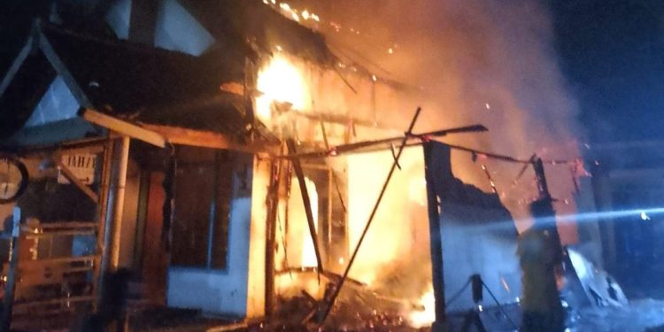 Kebakaran rumah di Brongkal Pagelaran. Foto: Damkar Kabupaten Malang