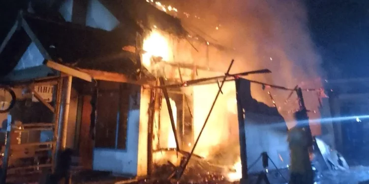 Kebakaran rumah di Brongkal Pagelaran. Foto: Damkar Kabupaten Malang