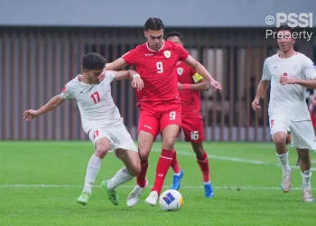Penyerang Timnas Indonesia U20, Jens Raven berusaha melewati penjagaan pemain Iran di laga perdana Grup C Piala Asia U20 2025. /Foto: Dok.PSSI