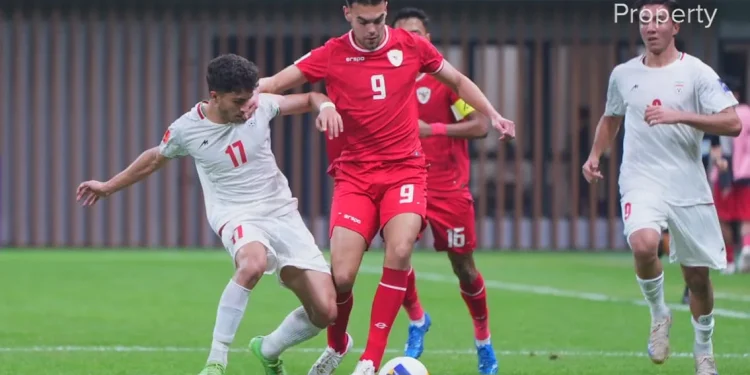Penyerang Timnas Indonesia U20, Jens Raven berusaha melewati penjagaan pemain Iran di laga perdana Grup C Piala Asia U20 2025. /Foto: Dok.PSSI