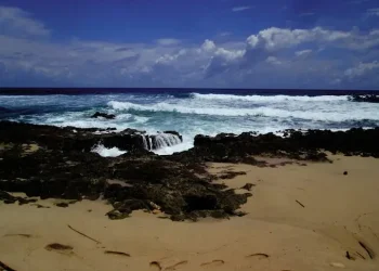Keindahan Pantai Ceruk yang menawarkan sensasi private beach kepada para wisatawan. /Foto: Google Review Pantai Ceruk/Aziz Mandiri