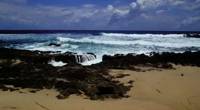 Keindahan Pantai Ceruk yang menawarkan sensasi private beach kepada para wisatawan. /Foto: Google Review Pantai Ceruk/Aziz Mandiri