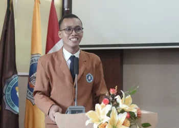 Lulusan terbaik Fakultas Peternakan Unikama, Diva Cahyo berbagi pesan penting di acara yudisium. /Foto: Dok.Unikama