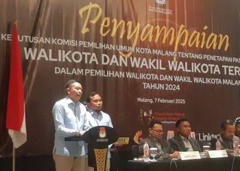 Wahyu Hidayat-Ali Muthohirin menerima SK KPU Kota Malang tentang penetapan Wali Kota dan Wakil Wali Kota Malang terpilih. (Foto/M Sholeh)