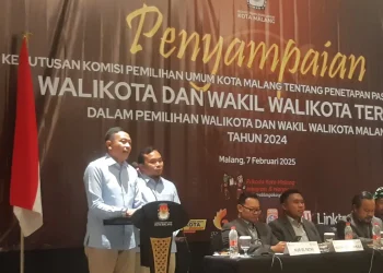 Wahyu Hidayat-Ali Muthohirin menerima SK KPU Kota Malang tentang penetapan Wali Kota dan Wakil Wali Kota Malang terpilih. (Foto/M Sholeh)