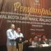 Wahyu Hidayat-Ali Muthohirin menerima SK KPU Kota Malang tentang penetapan Wali Kota dan Wakil Wali Kota Malang terpilih. (Foto/M Sholeh)